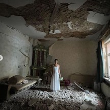 Daria Steniukova, de 31 anos, em ensaio fotográfico na residência atingida por ataque russo — Foto: Reprodução Instagram