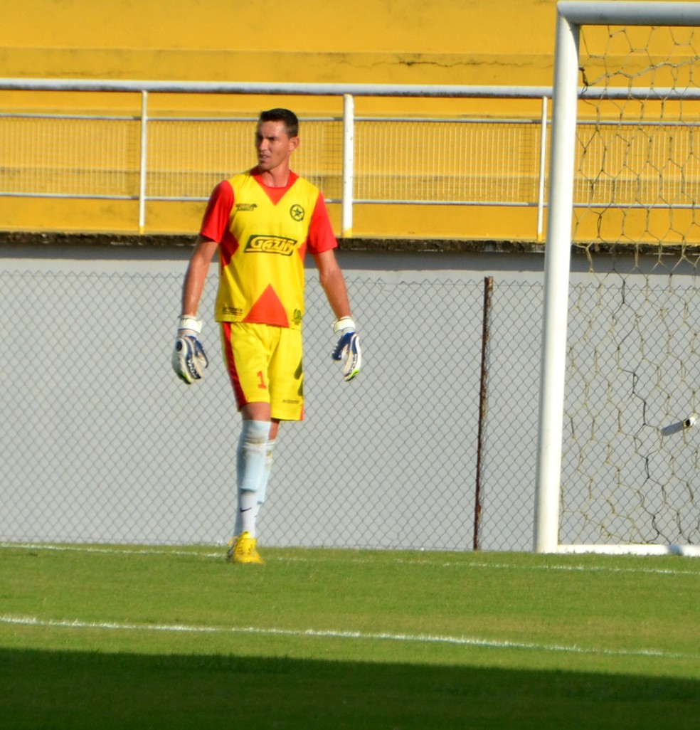 Thiago Luiz, goleiro ex-goleiro da Amax e outros clubes do futebol acreano, comanda Adesg no estadual feminino — Foto: Nathacha Albuquerque