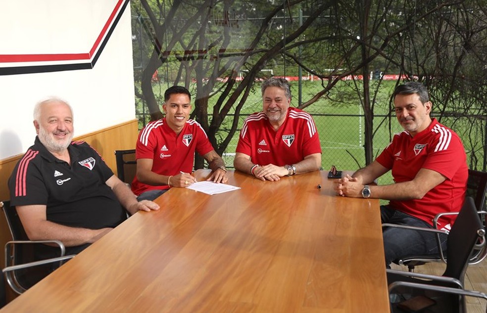 Igor Vinicius renova com o São Paulo — Foto: Rubens Chiri/Saopaulofc.net