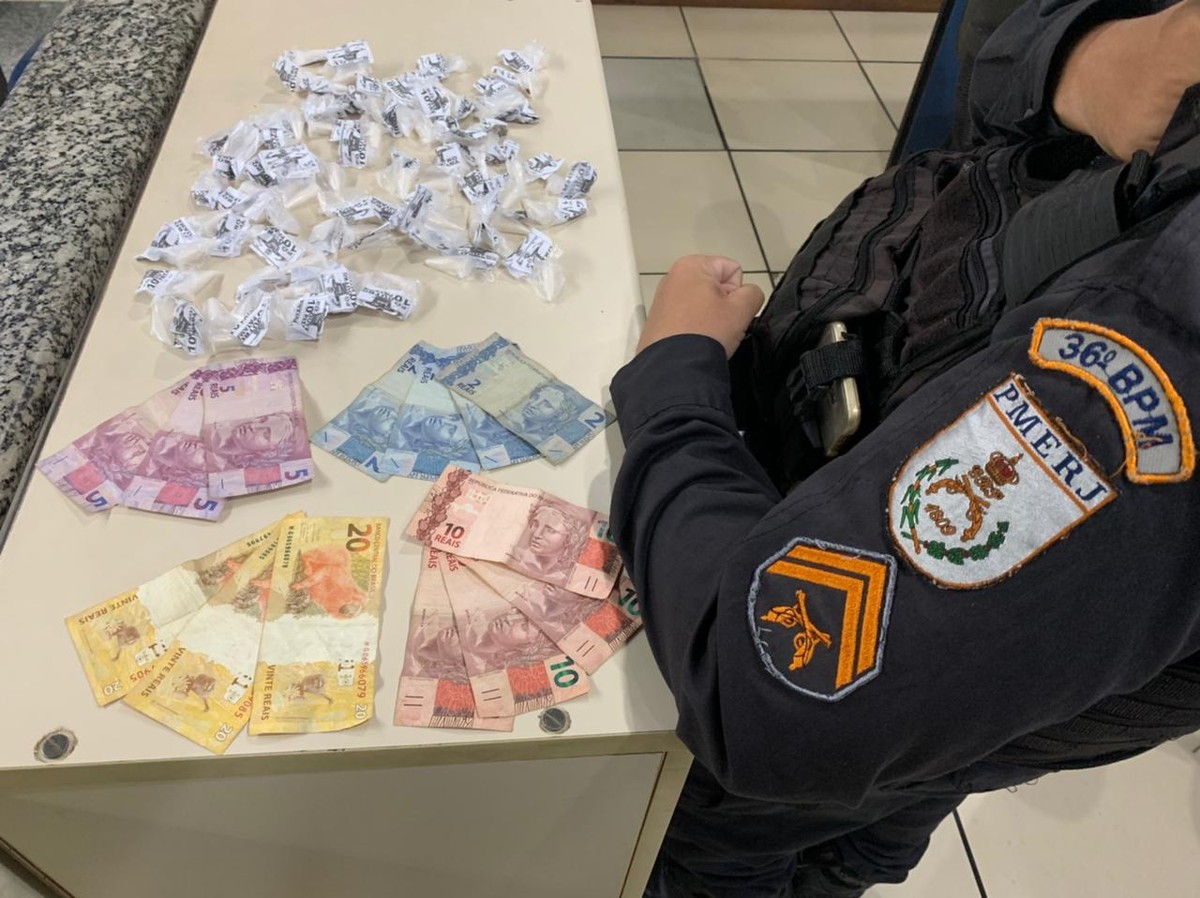 Homem é preso transportando drogas em charrete em Miracema, no RJ
