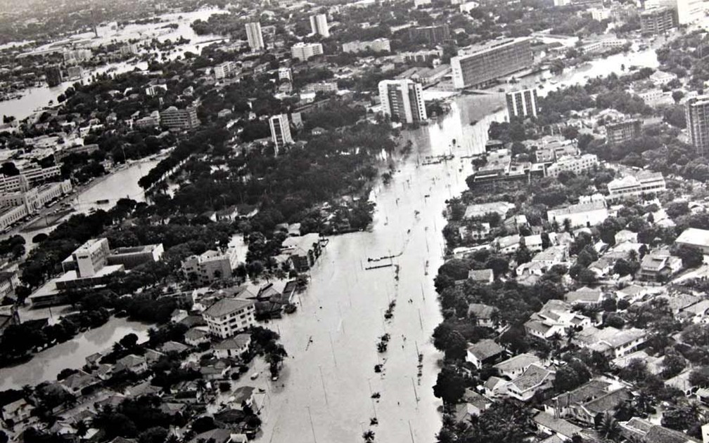 Avenida Agamenon Magalhães, no Centro do Recife, durante a cheia de 1975 — Foto: Reprodução/Redes Sociais