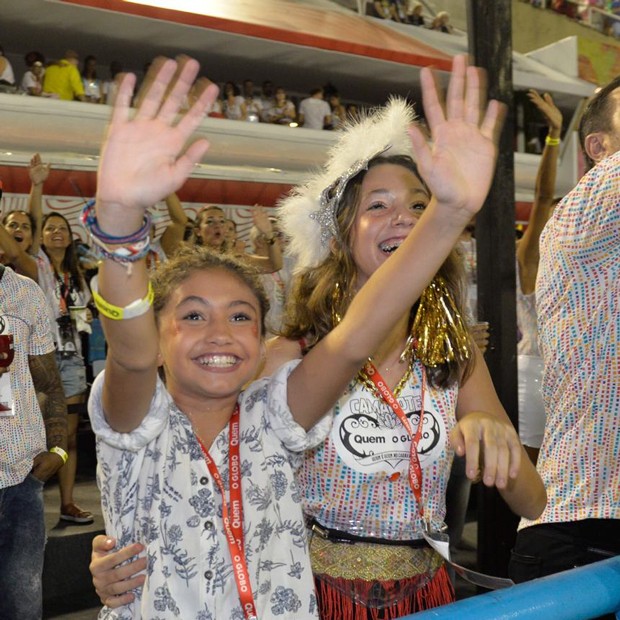 Filha da Camila Pitanga, Antônia Peixoto, assistindo a mãe desfilar (Foto: Fabio Cordeiro/ Ed. Globo)