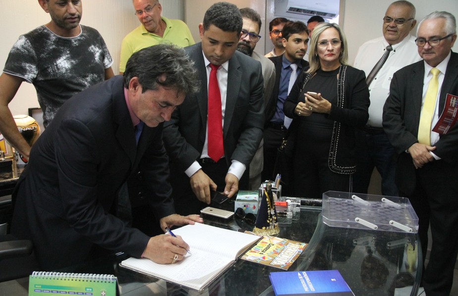 Com promessa de moralizaÃ§Ã£o do futebol, Nosman Barreiro toma posse na FPF