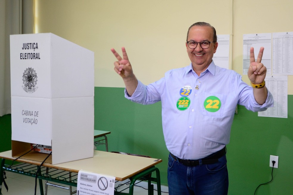 Senador Jorginho Mello após votar no primeiro turno — Foto: Eduardo Valente