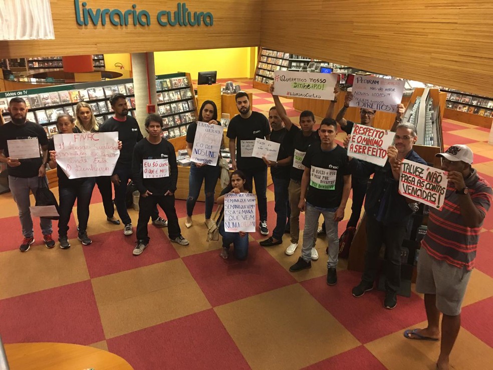 Funcionários demitidos da Fnac de Brasília se reuniram na Livraria Cultura do Shopping Casa Park — Foto: Arquivo pessoal