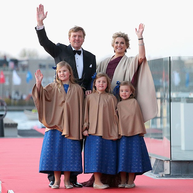 Rainha Máxima, o rei Willem-Alexander e as filhas, Catharina-Amalia, Alexia e Ariane (Foto: Getty Images)