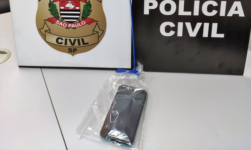 Celular do indiv&iacute;duo foi apreendido e deve contribuir em investiga&ccedil;&otilde;es &mdash; Foto: Pol&iacute;cia Civil
