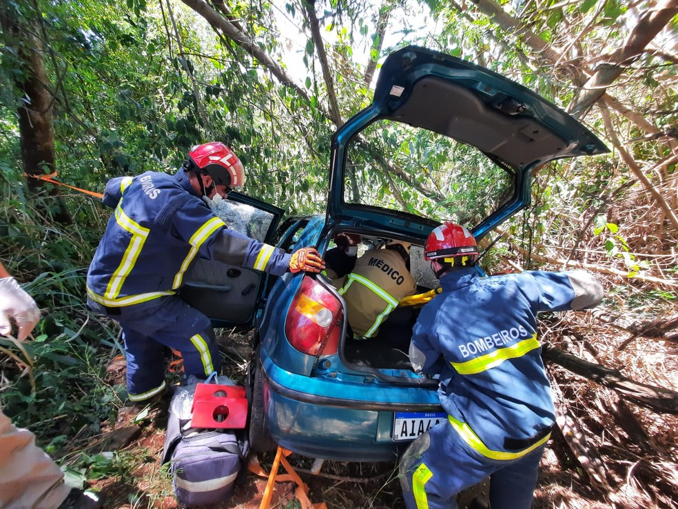 Carro caiu em ribanceira às margens da PR-317 — Foto: Corpo de Bombeiros/Divulgação