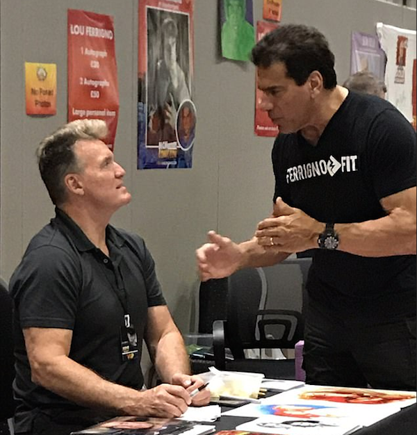 Os atores Sam J. Jones (Flash Gordon) e Lou Ferrigno (Hulk) durante a London Comic Con (Foto: Twitter)