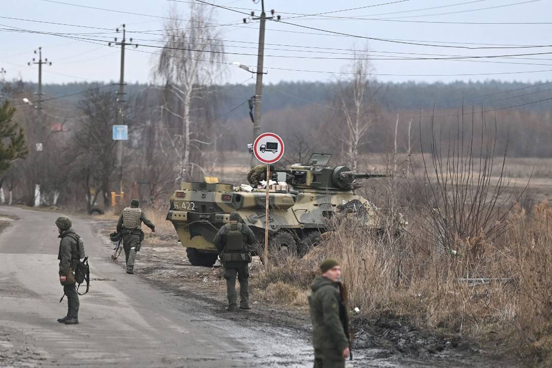 Militares e tanque ucranianos perto da cidade de Kiev, em 24 de fevereiro de 2022