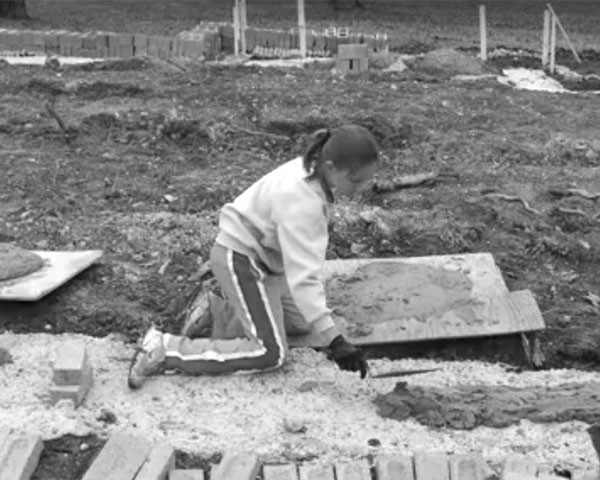 A filha de 17 anos de Cara Brookins ajudou na construção (Foto: Reprodução)