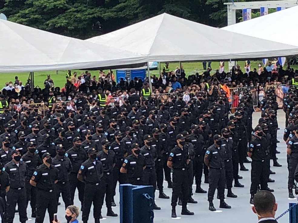 O evento que aconteceu no Centro de Formação e Aperfeiçoamento de Praças (CFAP), em Sulacap, na Zona Oeste, formou 500 novos PMs — Foto: Cristina Boeckel - G1 Rio