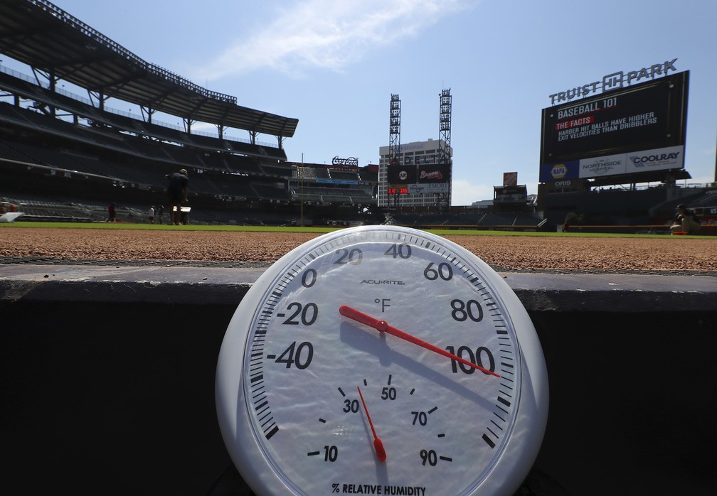 Termômetro mostra temperatura de mais de 100 graus Fahrenheit (37ºC) antes de um jogo de beisebol em Atlanta, Geórgia, EUA (23/06/22). — Foto: Curtis Compton/Atlanta Journal-Constitution via AP
