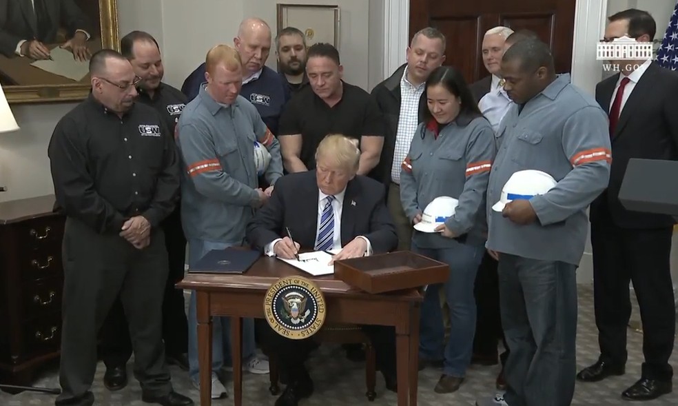 Acompanhado de representantes da indústria do aço e alumínio, Donald Trump assina medida que aumenta tarifas de importação para aço e alumínio  (Foto: Reprodução/YouTube/The White House)