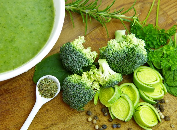 Vegetais verde-escuros, como o brócolis e o espinafre, contribuem com a saúde mental (Foto: Pixabay/SilviaRita/CreativeCommons)