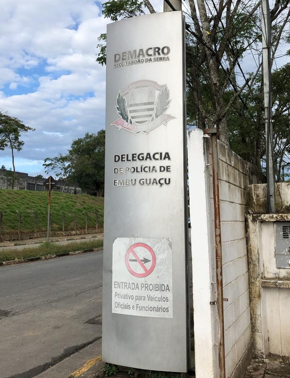 Delegacia de Embu-Guaçu fica na mesma rua onde três estudantes foram mortos em chacina  — Foto: Guilherme Pimentel/TV Globo