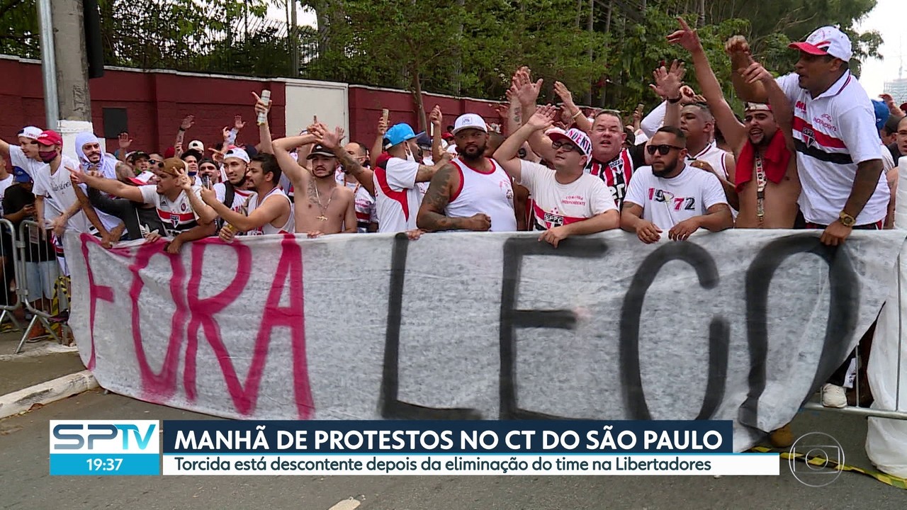 Torcida do São Paulo protesta em frente ao Centro de Treinamento do clube