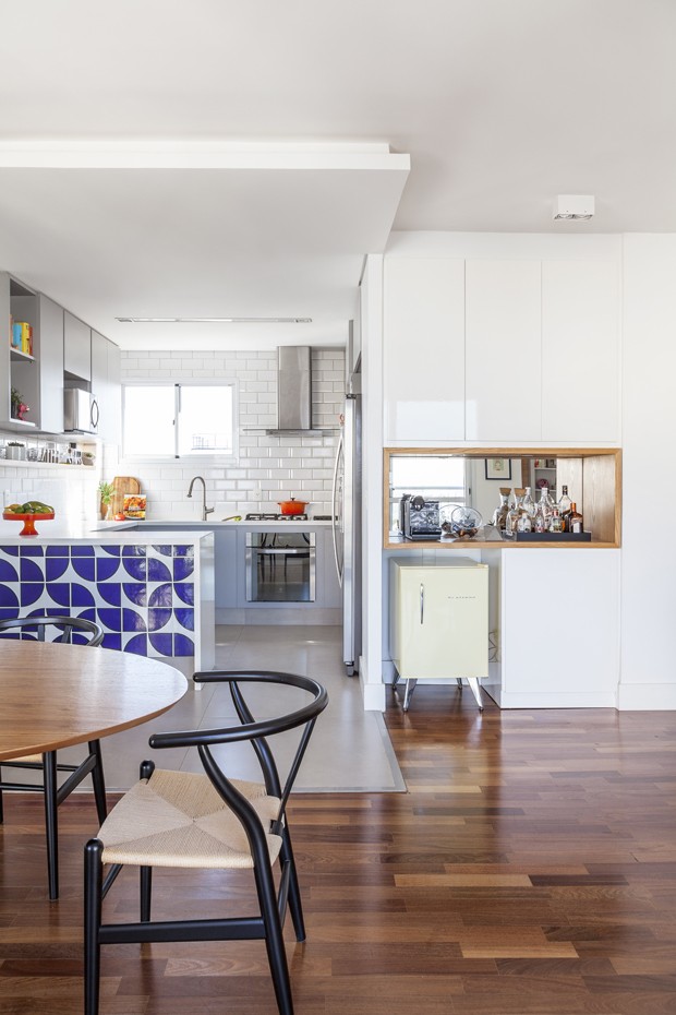 A cozinha é onde tudo acontece neste apartamento (Foto: Julia Ribeiro)