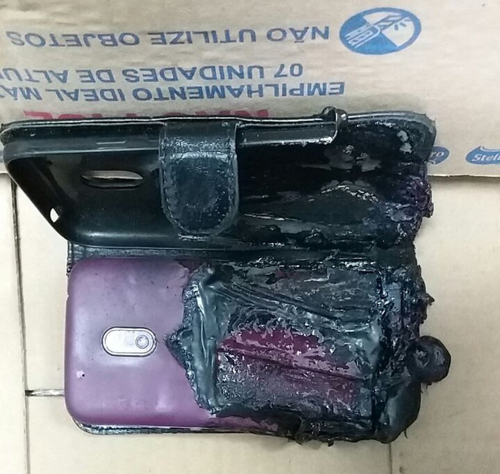 Celular ficou queimado após a explosão (Foto: G1 Santos)