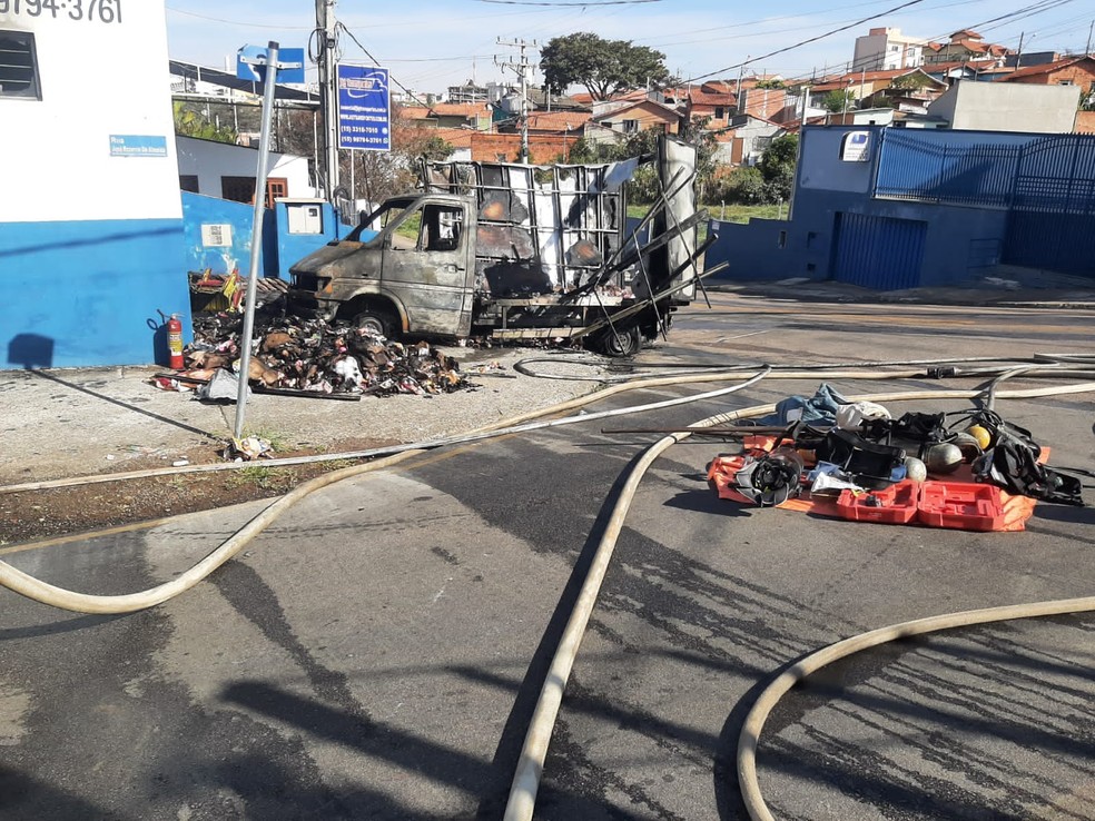 Bombeiros demoraram cerca de 2h para controlar incêndio em Boituva (SP) — Foto: Prefeitura de Boituva/Divulgação
