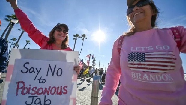 Houve protestos contra a vacina em todo o mundo — como este na Califórnia (Foto: Getty Images via BBC)