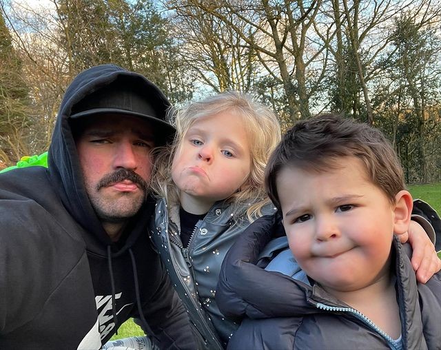 Alisson Becker e os filhos Helena e Matteo (Foto: Reprodução / Instagram)