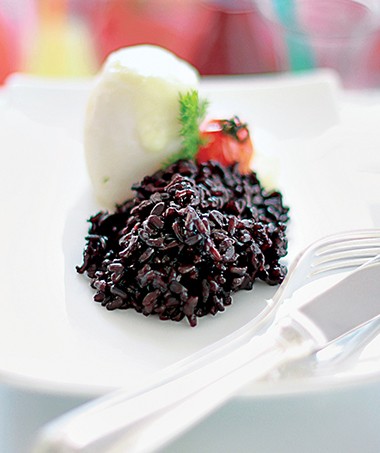 Linguado com molho de erva-doce, arroz negro e confit de tomate (Foto: Rogério Voltan/Editora Globo)