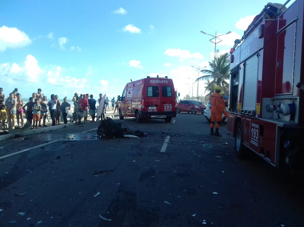 Carros colidem e quatro pessoas ficam feridas na Av. Chateaubriand, em Maceió (Foto: Roberta Cólen/G1)