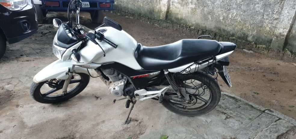 Moto adulterada foi apreendida pela Polícia Civil no Benedito Bentes — Foto: Ascom/PC