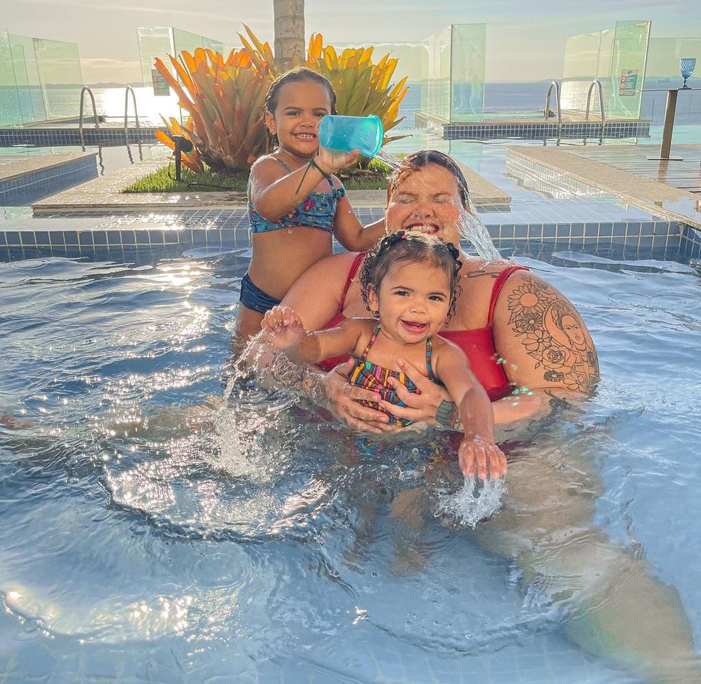 Thais Carla publica fotos com filhas em Salvador — Foto: Reprodução / Redes Sociais