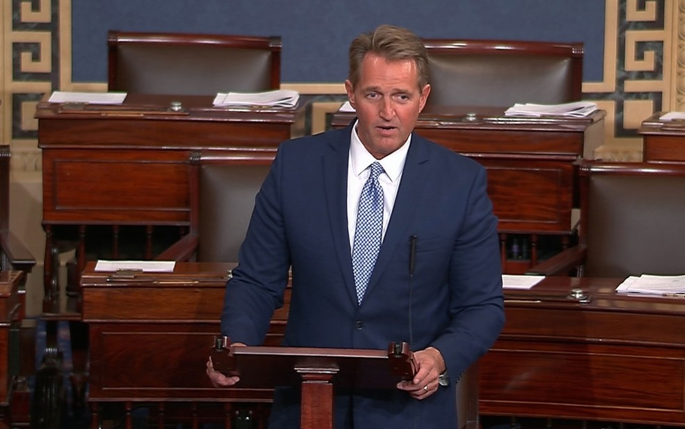 O senador republicano Jeff Flake, de Arizona, discursa no Senado, em Washington, na terça-feira (24) (Foto: Reuters/Senate TV via Reuters/Handout)