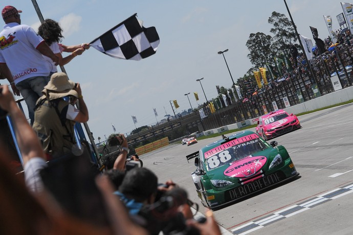 Felipe Fraga vence corrida 1 da Stock Car em Curitiba (Foto: Fábio Davini/Vicar)
