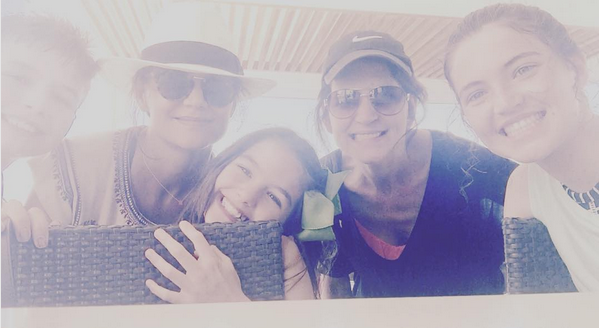 Katie Holmes com a filha e amigos e familiares (Foto: Instagram)