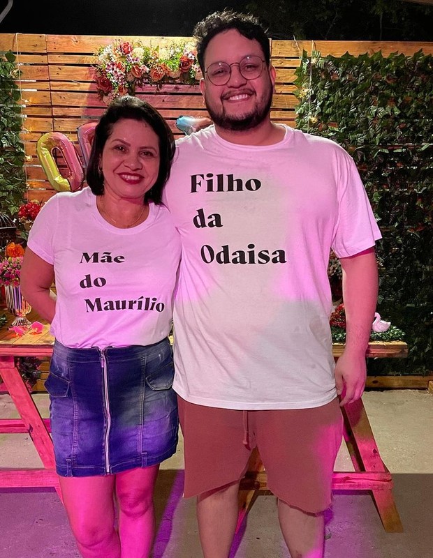 Maurílio, da dupla com Luiza, exibe camiseta com a mãe, Odaisa (Foto: Reprodução/Instagram)