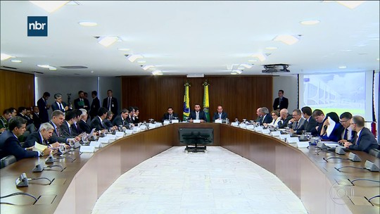 Bolsonaro faz primeira reunião ministerial no Palácio do Planalto