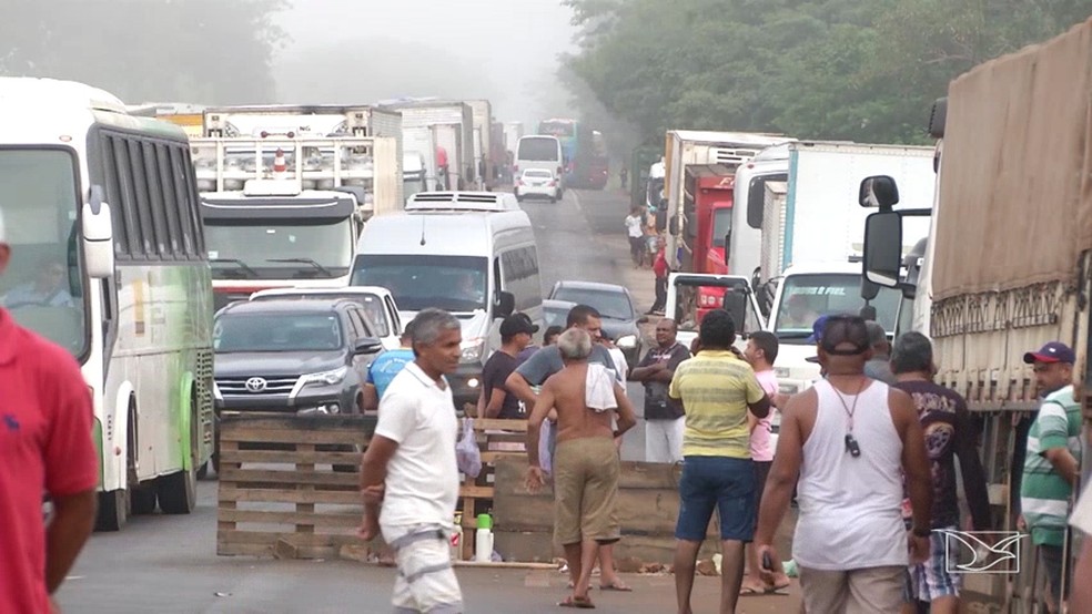 Caminhoneiros realizam protesto na BR-316 em Caxias (Foto: ReproduÃ§Ã£o/TV Mirante)