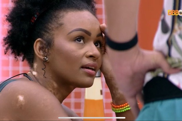 Natália chora após saber da expulsão de Maria (Foto: Reprodução/Globoplay)