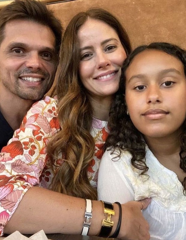 Filho de Monique Evans, Armando, com a mulher, Lucia, e a filha do casal, Valentina (Foto: Reprodução/ Instagram)