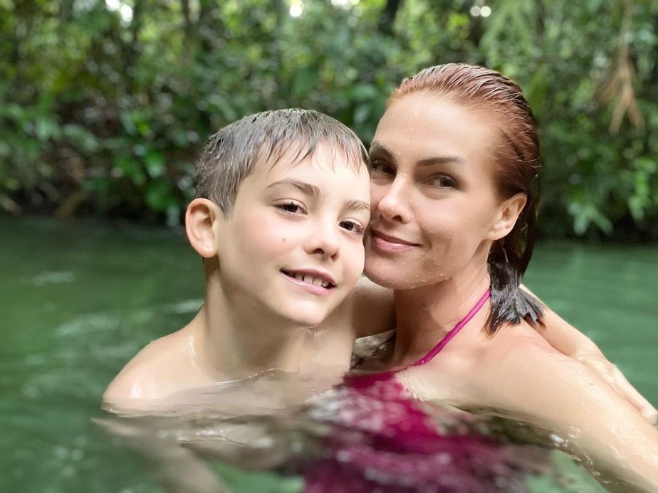 Ana Hickmann curte cachoeira com o filho no Jalapão