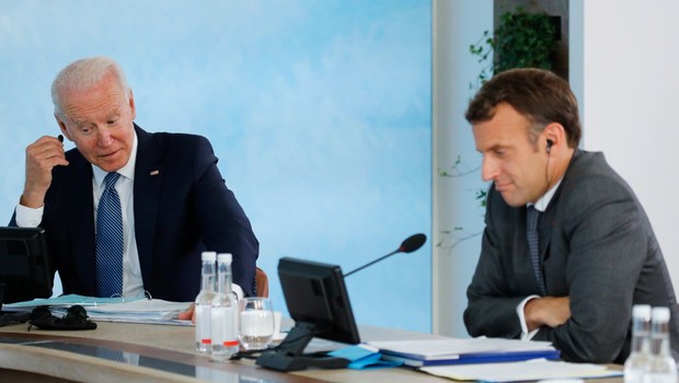 Joe Biden e EmManuel Macron em encontro do G7 (Foto:  WPA Pool / Getty Images)