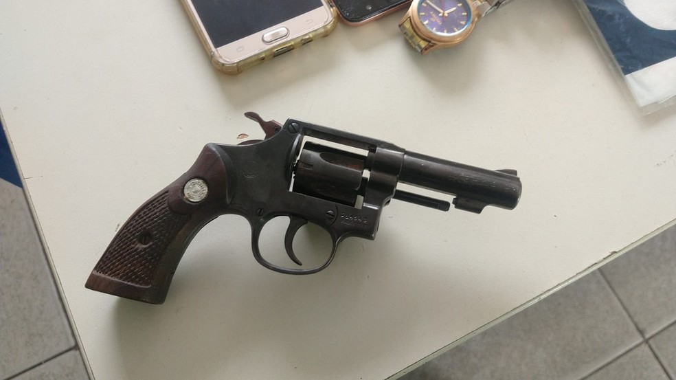 Três são presos suspeitos de assalto e polícia apreende carro roubado, celulares e arma em Teresina — Foto: Divulgação/PMPI
