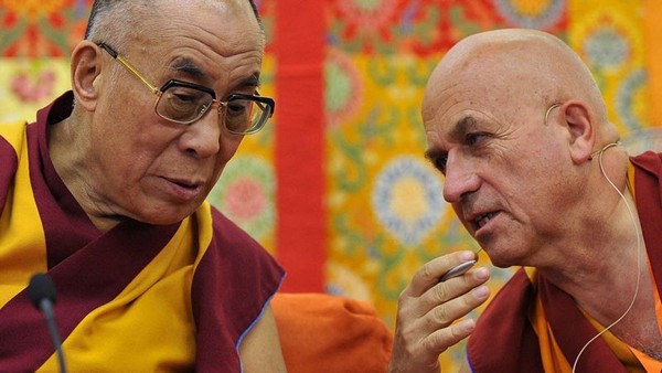Na opinião de Ricard, ser 'o mais feliz do mundo' está ao alcance de qualquer pessoa que fizer a coisa certa. Na foto, o monge e biólogo conversa com o Dalai Lama — Foto: Getty Images