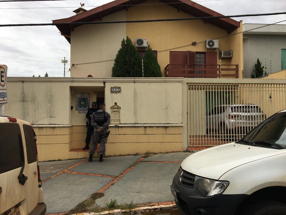 Movimento de policiais na Corregedoria da PM, em Campo Grande (Foto: Osvaldo NÃ³brega/TV Morena)