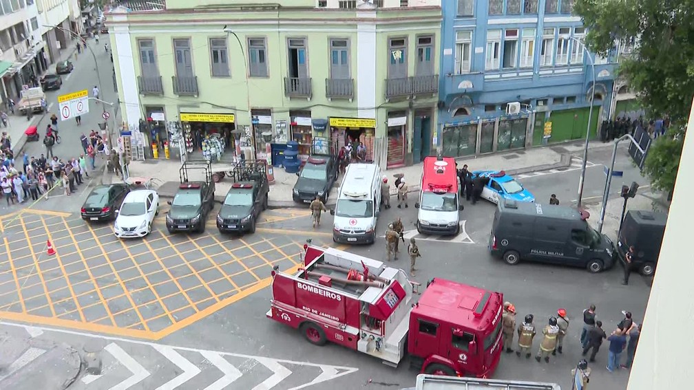 Bombeiros e a polícia estavam na Lapa para apoiar ação do Bope. — Foto: Reprodução/TV Globo