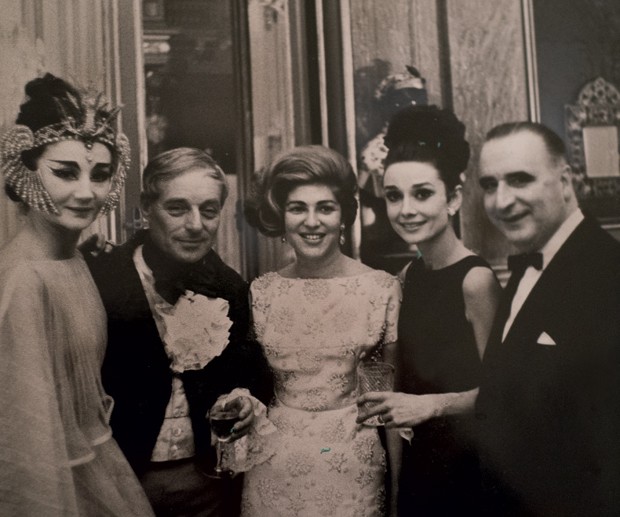 Jacqueline de Ribes, Guy e Marie- -Hélène de Rothschild, Audrey Hepburn e Georges Pompidou na reabertura do Castelo de Ferrières,em1959 (Foto: Reprodução)