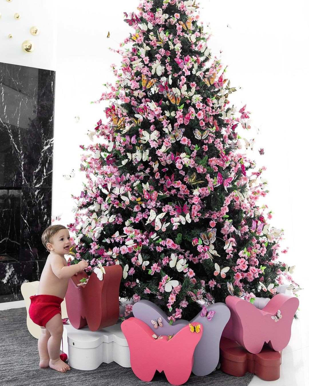 Ravi, de um ano e primeiro filho de Romana e Alok, se divertiu na árvore de Natal da família (Foto: Reprodução/Instagram)
