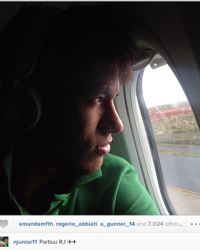 Neymar na janela do avião (Foto: Reprodução)