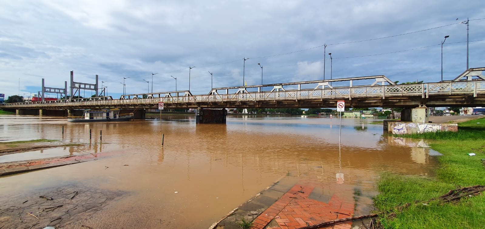 Rio Acre passa dos 15 metros e 140 pessoas já foram tiradas de casas em Rio Branco