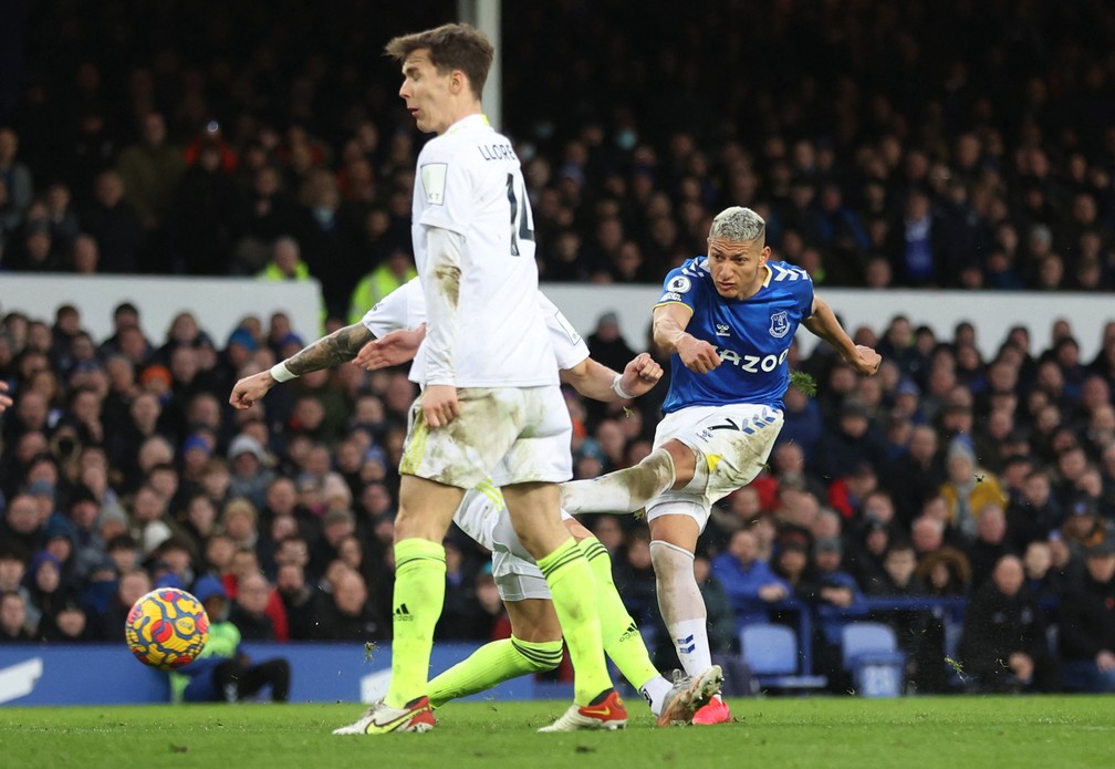 Richarlison faz belo gol pelo Everton diante do Leeds — Foto: REUTERS