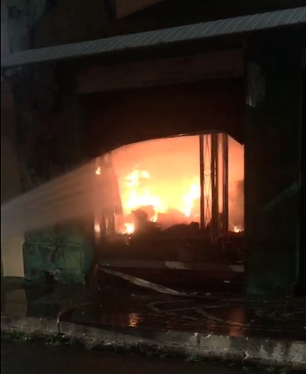 Incêndio destruiu loja de roupas no Centro Histórico de Parnaíba — Foto: Divulgação/Corpo de Bombeiros